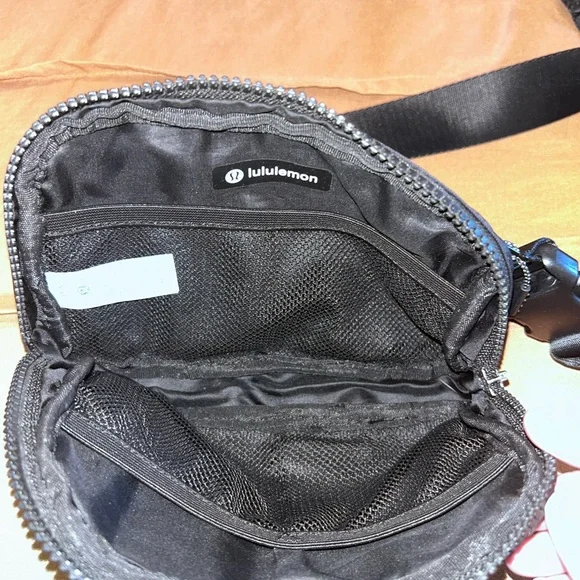 lululemon Athletica Everywhere Black Belt Bag 1L - Picture 4 of 4